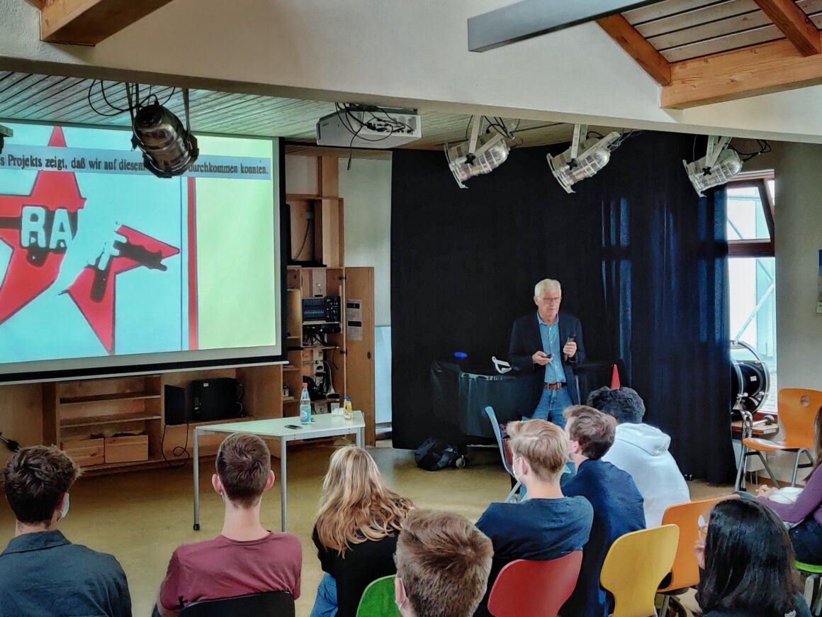 Klaus Pflieger zu Gast im Gymnasium Neckartenzlingen: Die Geschichte der RAF – Ist die RAF Geschichte?