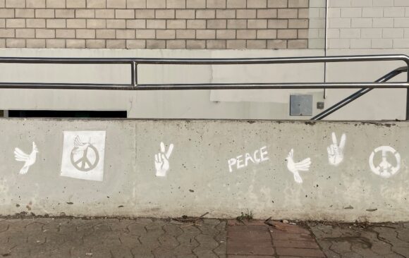 Was hat Kunst mit Frieden zu tun? Und: Seit wann darf man im Schulhof Graffiti sprühen?