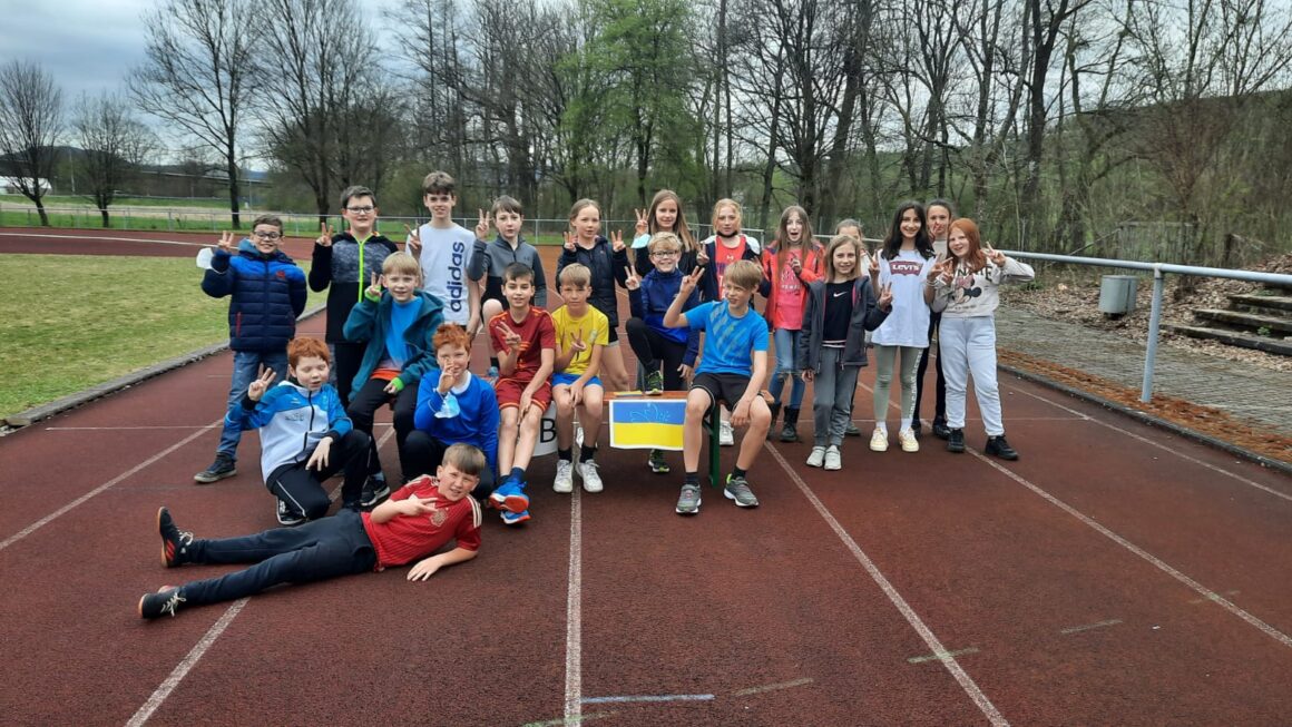 Spendenlauf der Schüler:innen und Lehrer:innen des Gymnasiums Neckartenzlingen für die Opfer des Ukraine Krieges