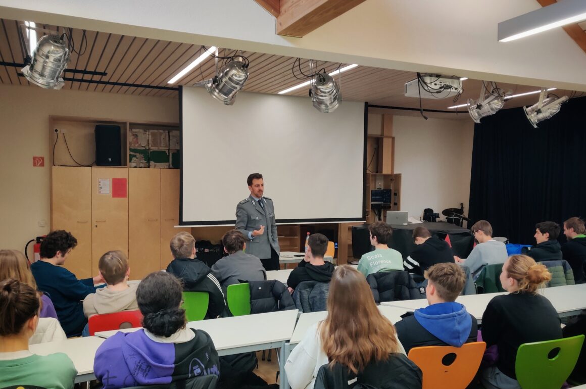 Jugendoffizier der Bundeswehr zu Gast am Gymnasium Neckartenzlingen