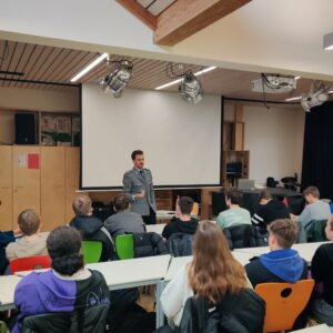 Jugendoffizier der Bundeswehr zu Gast am Gymnasium Neckartenzlingen