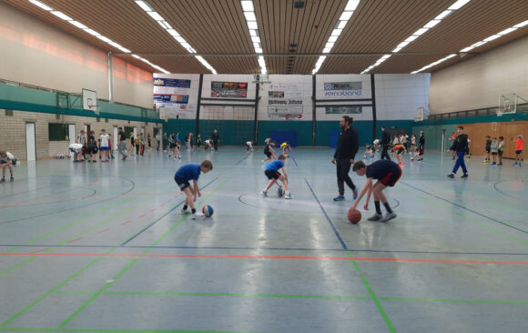 Sportunterricht mal anders: Die Tigers zu Besuch am Gymnasium Neckartenzlingen