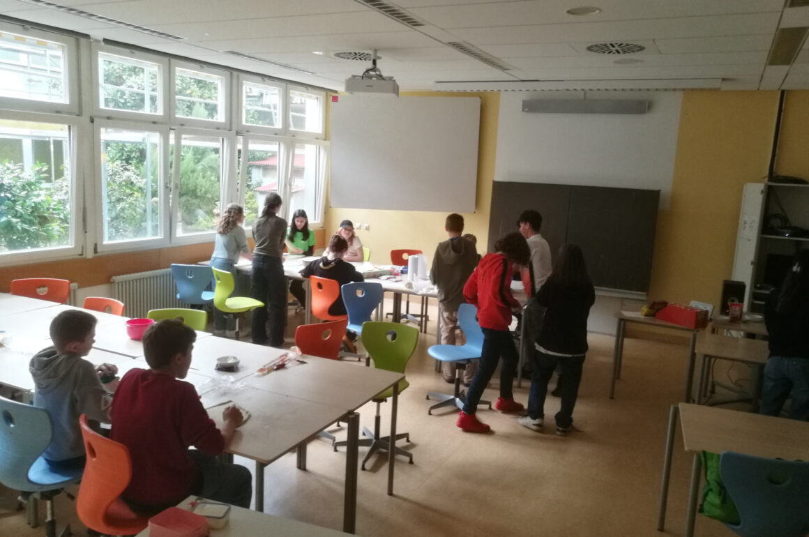 Das Schulgebäude gehört UNS…