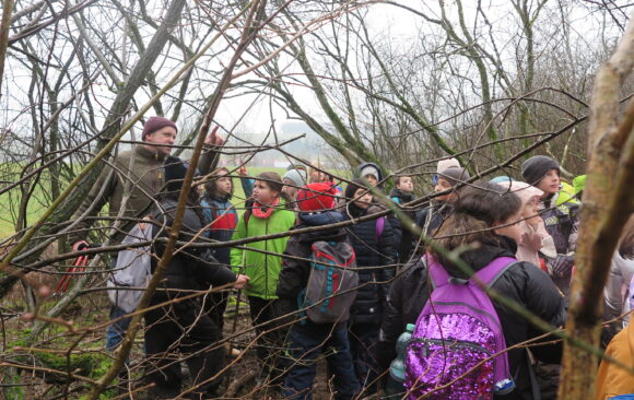 Ein aufregender Waldtag der Klasse 5b: Holzmachen, strömender Regen und jede Menge Abenteuer!