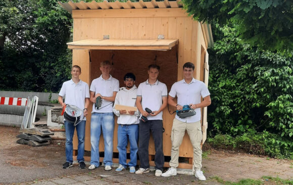 Holzhütte als neuer Verkaufsstand gebaut