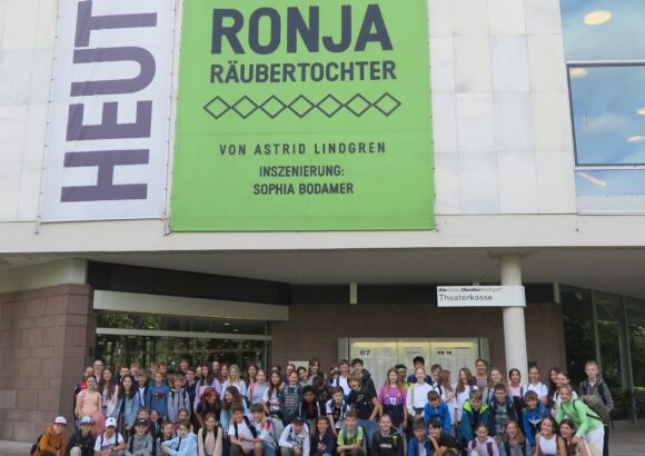 Theaterfahrt der 6. Klasse nach Stuttgart: Ein unvergesslicher Tag mit Ronja Räubertochter