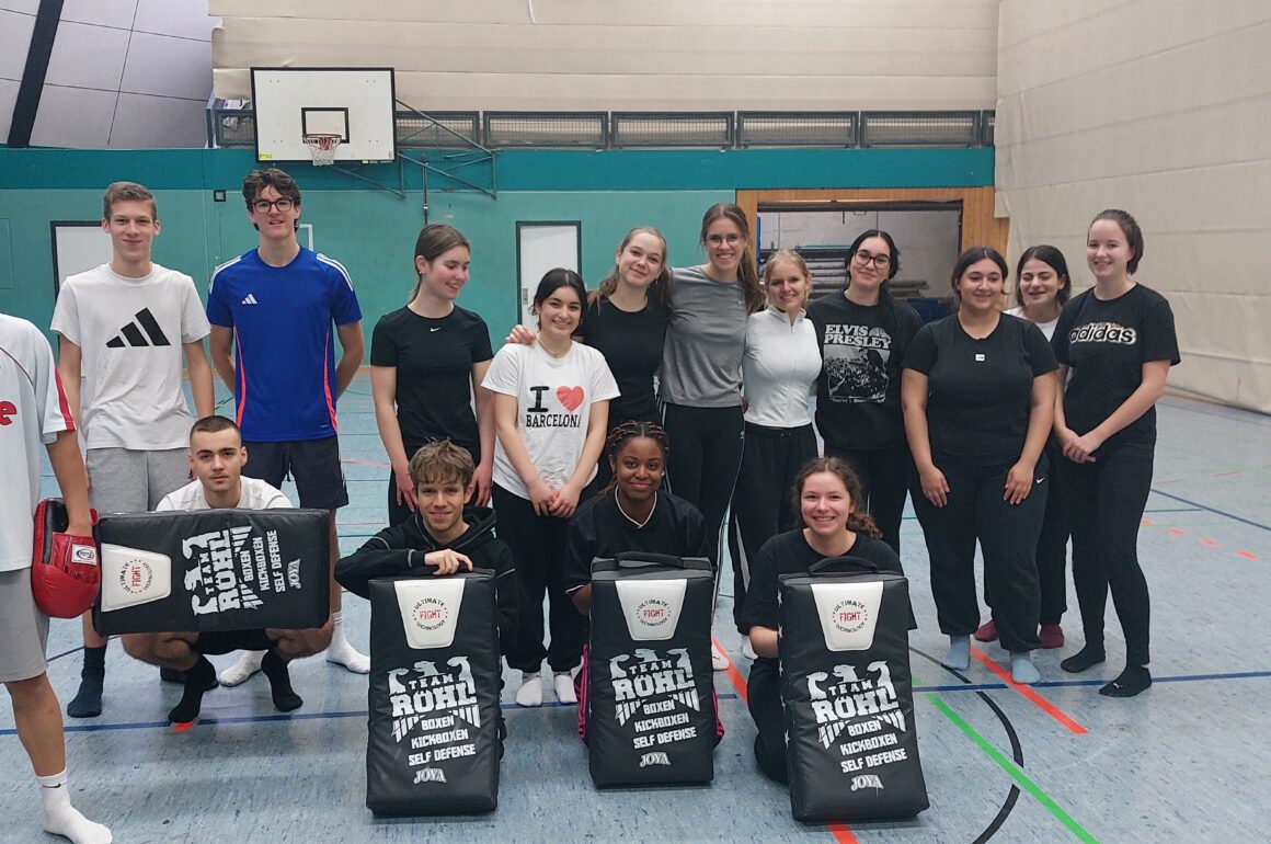 12er üben sich im Kickboxen
