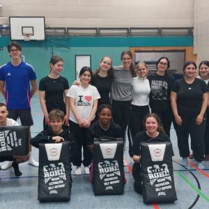 12er üben sich im Kickboxen
