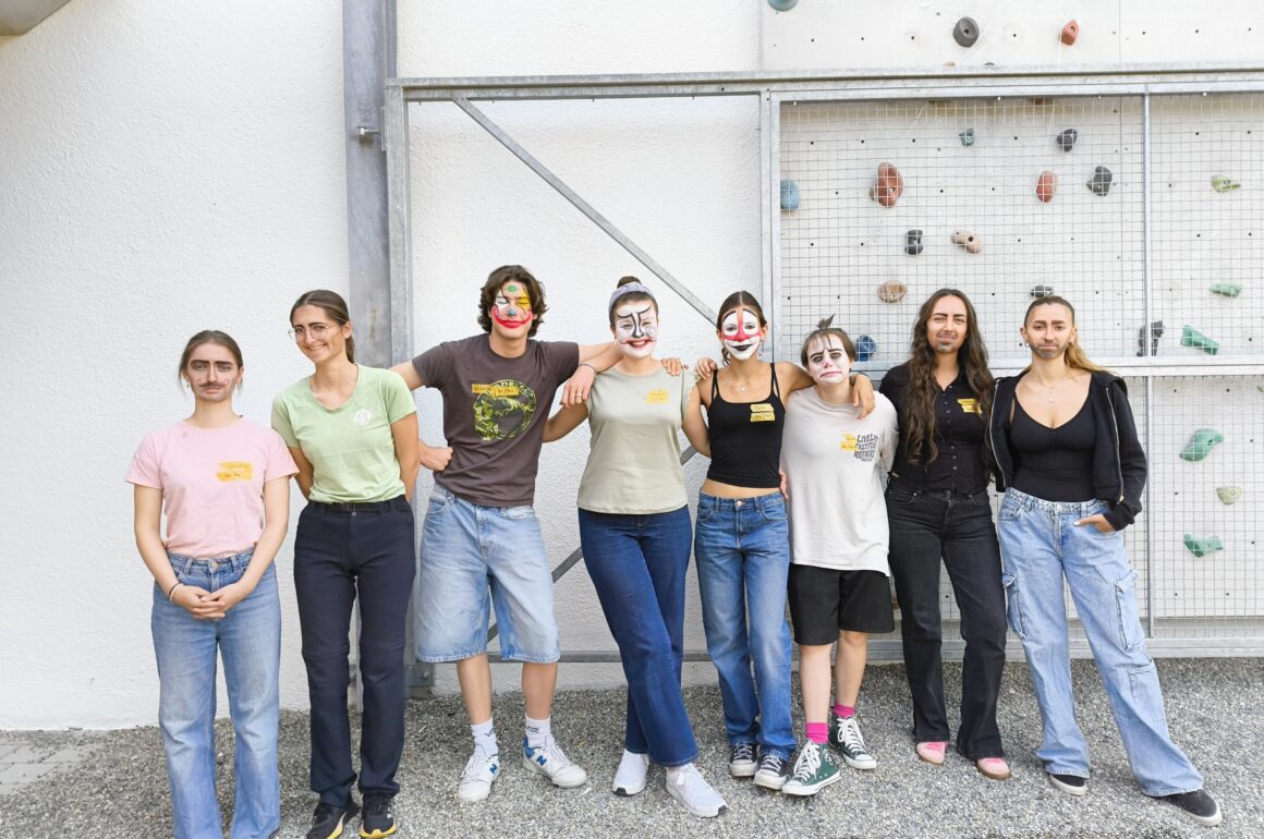 IMG_20250718_111050177 Geschlechtertausch und Clownerie: Maskenbildnerei-Workshop