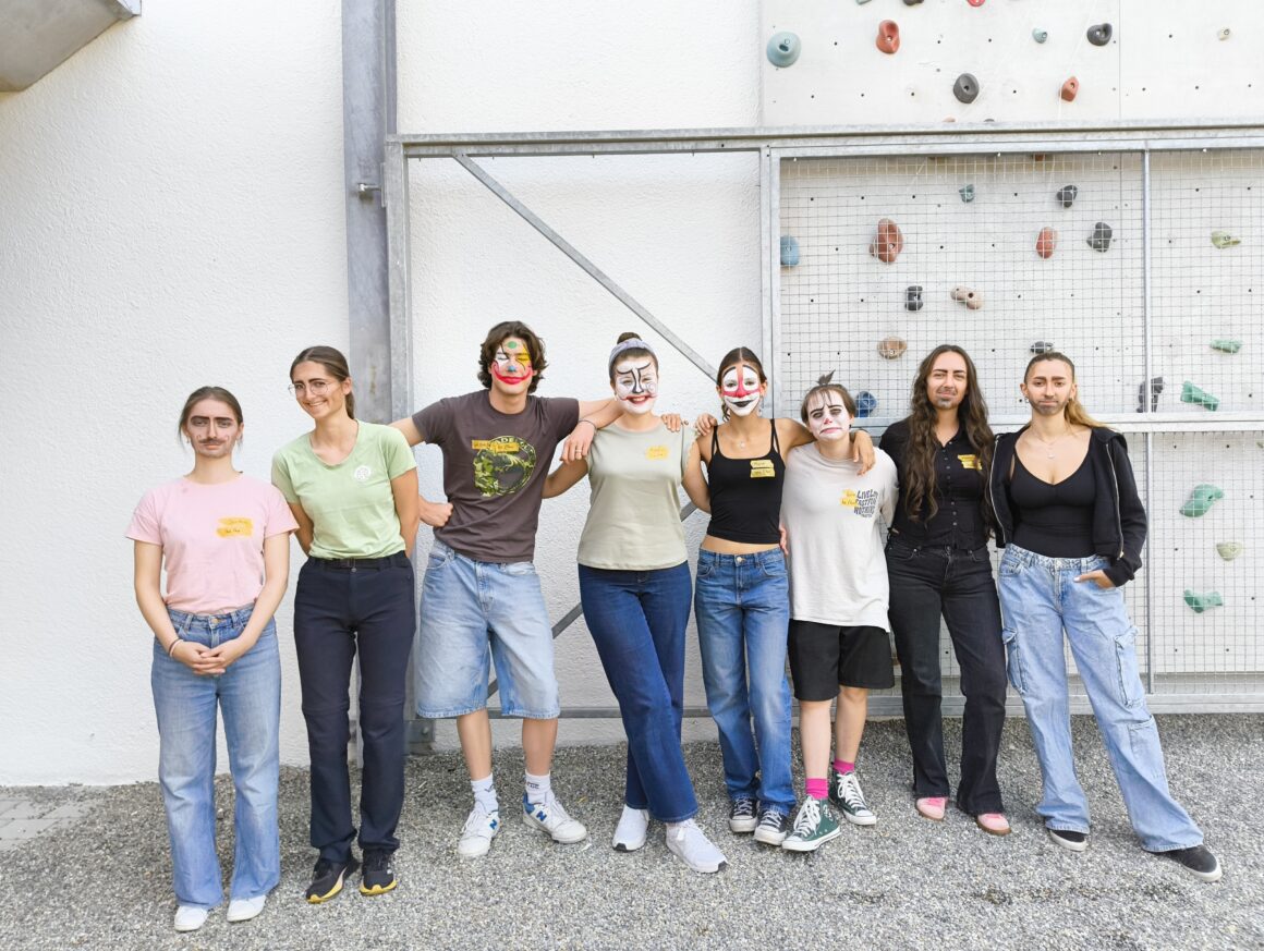 Geschlechtertausch und Clownerie: Maskenbildnerei-Workshop
