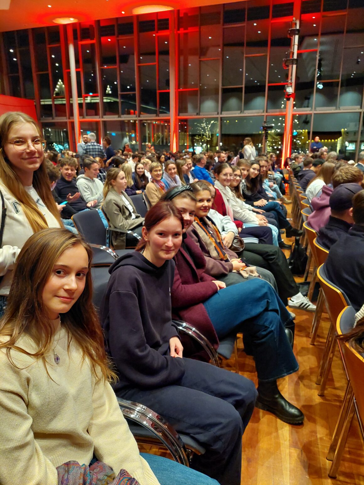 20251204_183451 Schüler*innen besuchen Zeitzeugenabend