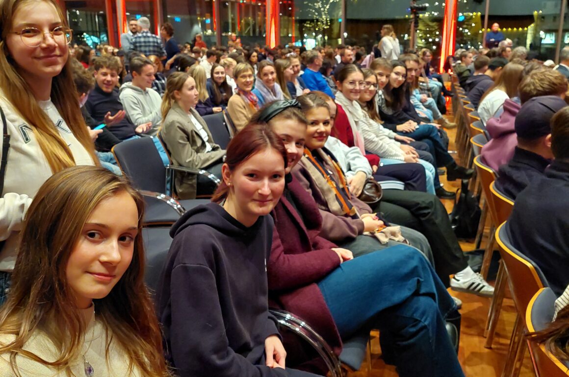 20251204_183451 Schüler*innen besuchen Zeitzeugenabend