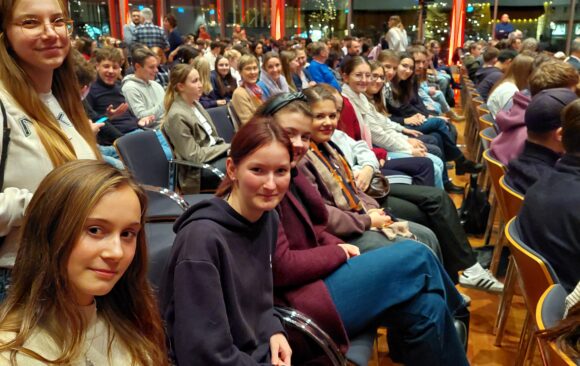 Schüler*innen besuchen Zeitzeugenabend