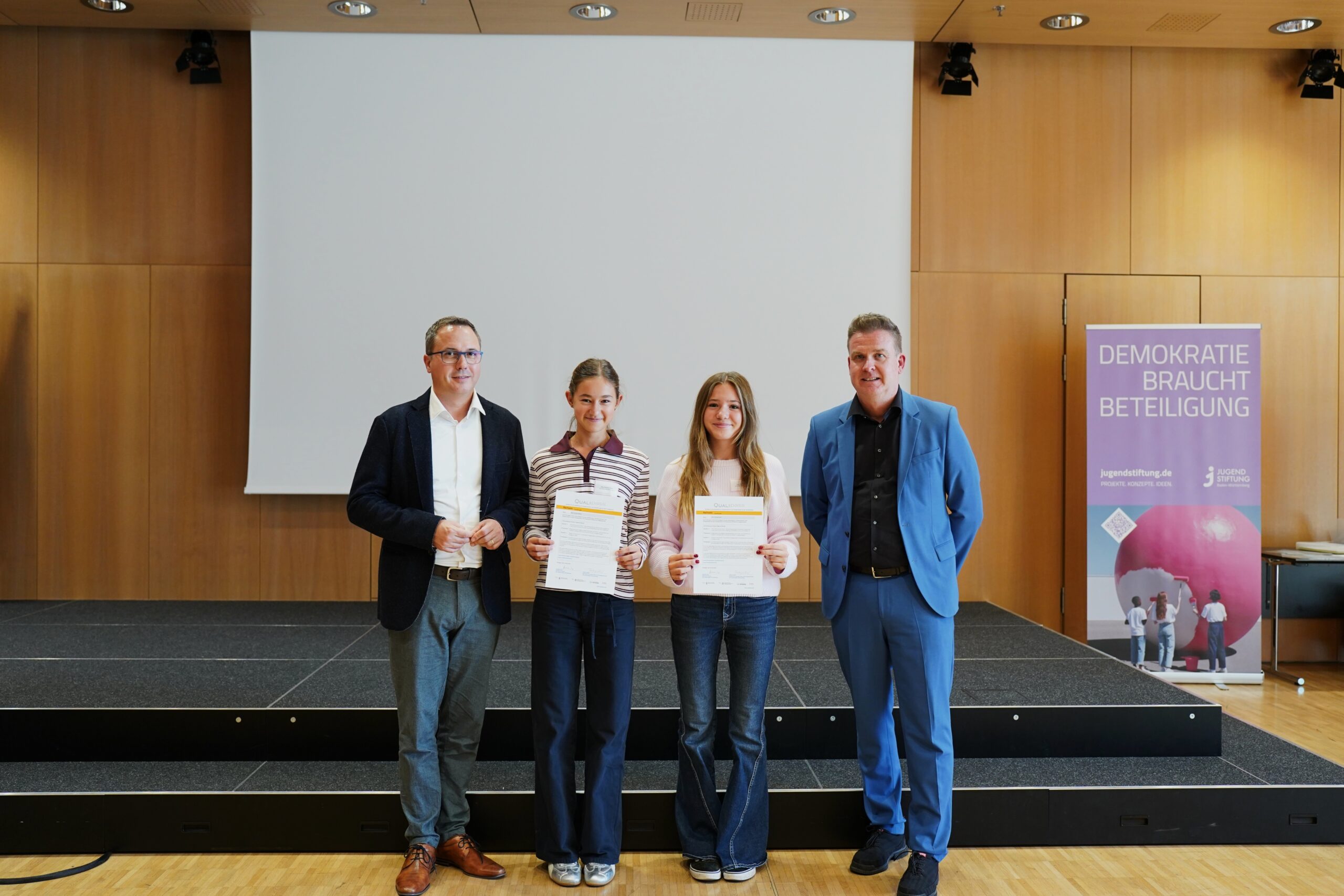 Zertifikatsübergabe durch Frank Lorho, Leiter des Nachhaltigkeitsreferats im Umweltministerium Baden-Württemberg, und Staatssekretär Andreas Deuschle im Innenministerium Stuttgart